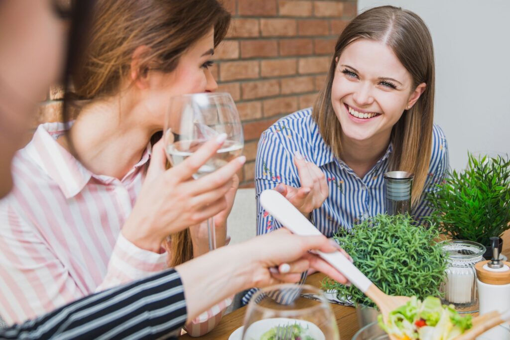 Compañeros de trabajo comiendo saludable