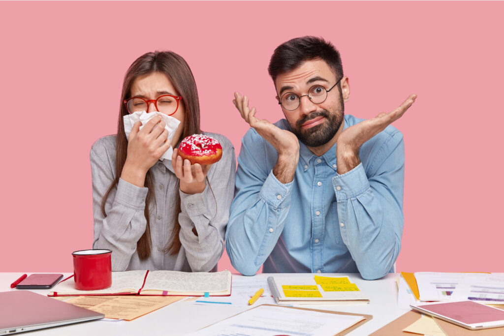 Snacks ultraprocesados en un escritorio de oficina que afectan la salud y la productividad