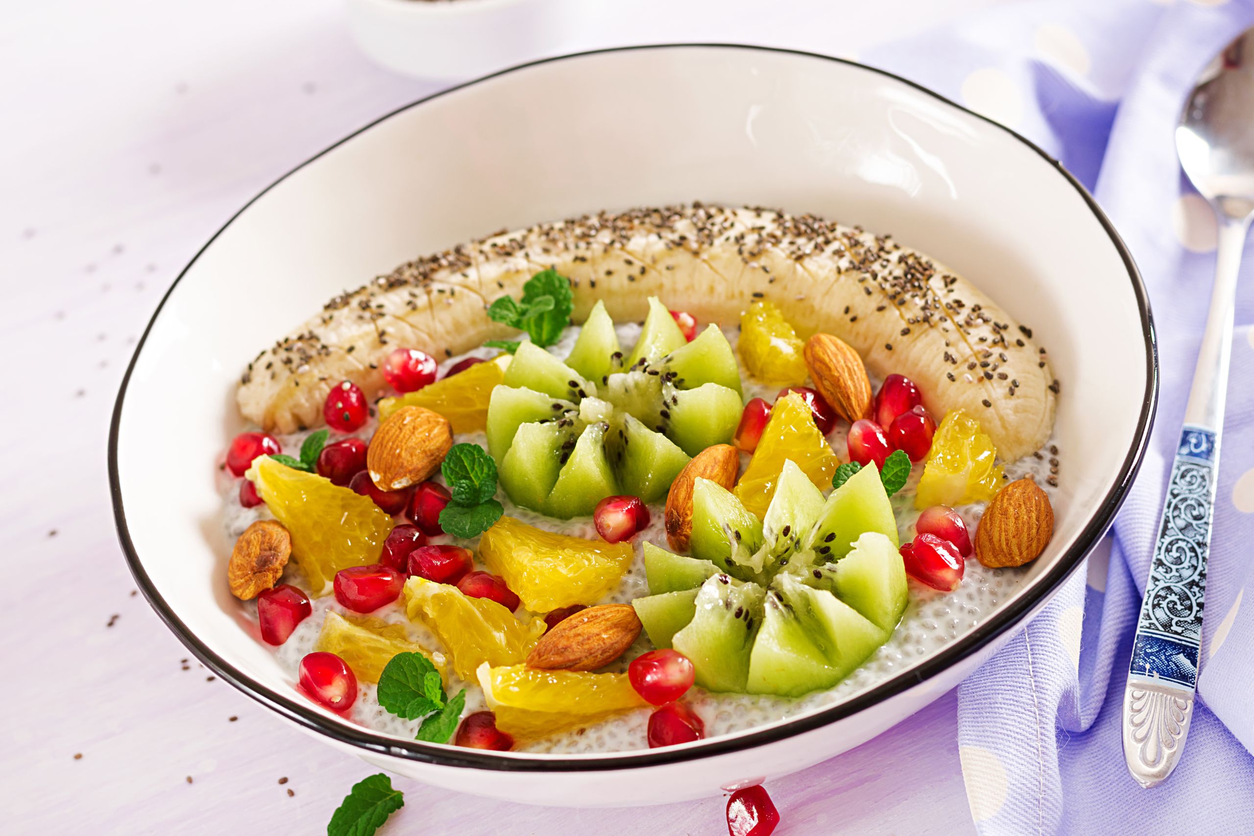 Plato de frutas frescas y fruto secos