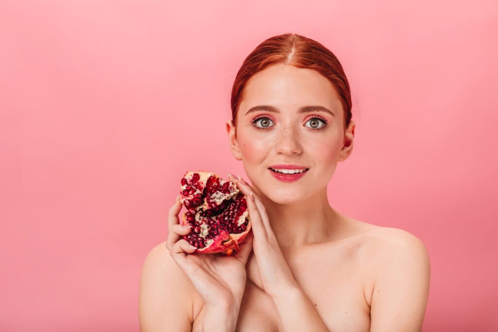 Beneficios de la granada para la piel: el superalimento que ayuda a limpiar, iluminar y rejuvenecer tu rostro