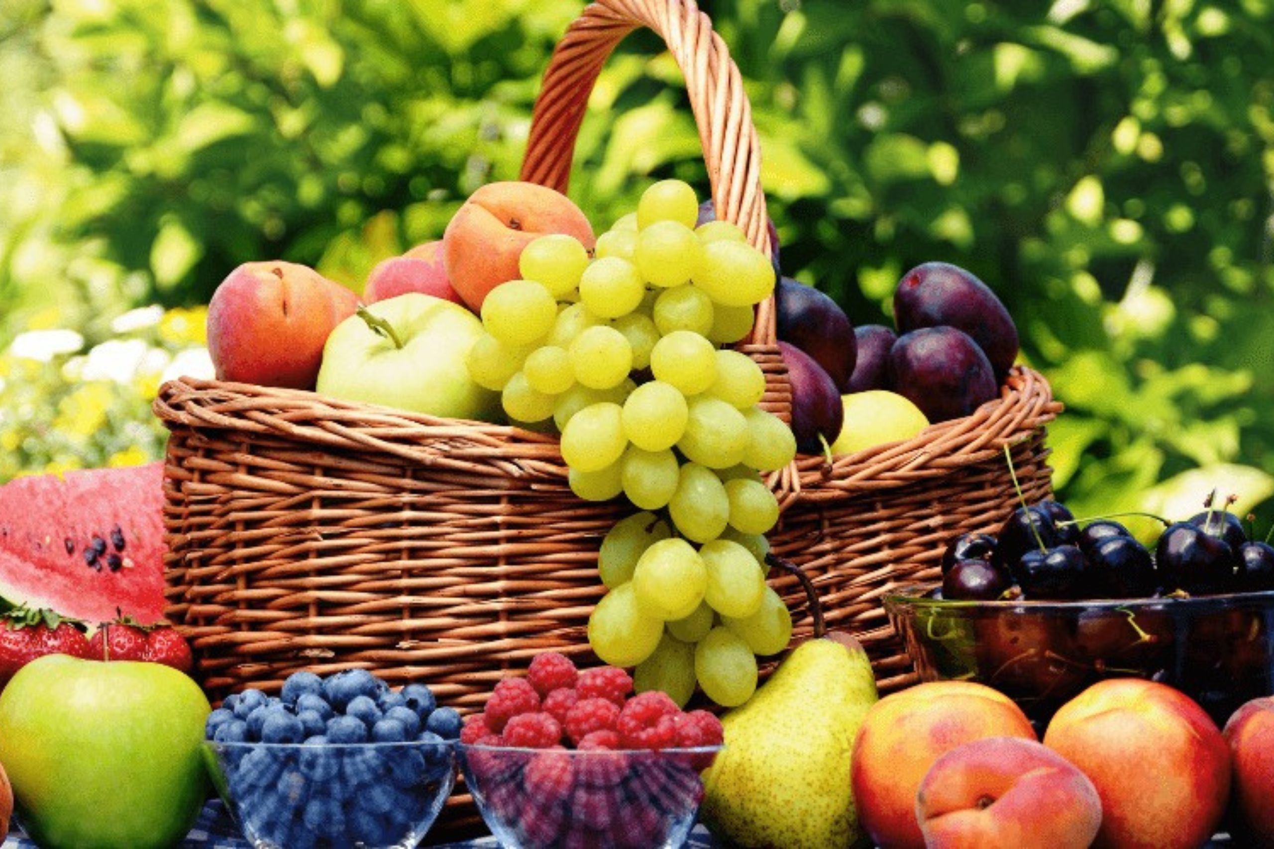 Canasta de frutas variadas