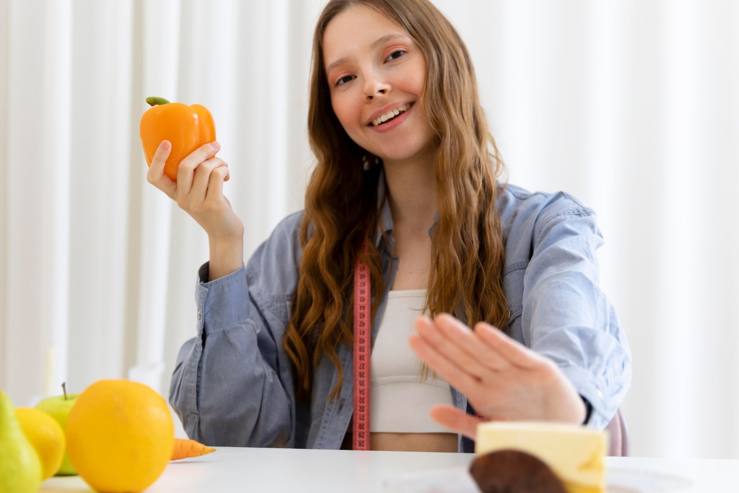 Joven trabajadora elige fruta como snack por ser reducido en calorías