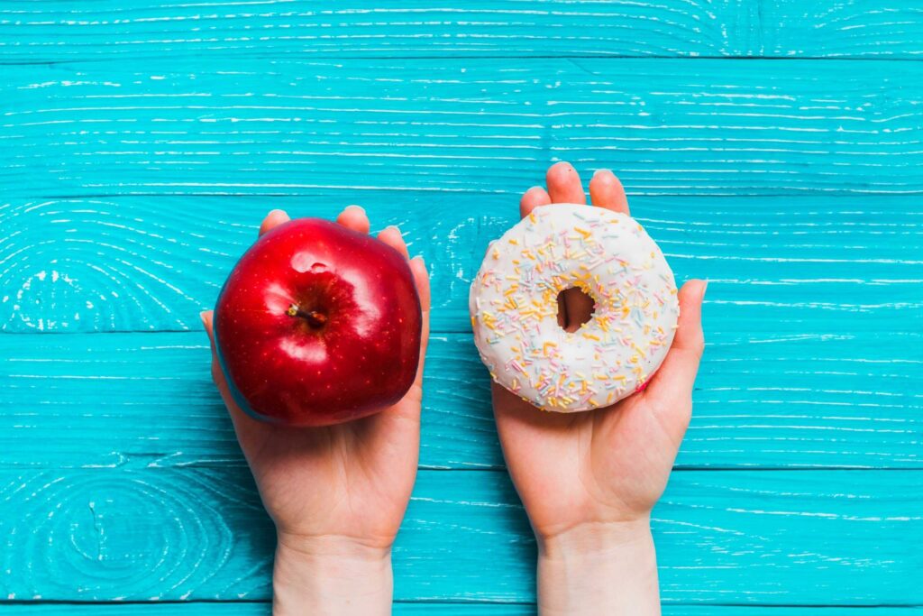 Fruta Entera vs. Snacks Ultraprocesados: La Elección Inteligente para el Bienestar y el Rendimiento Laboral